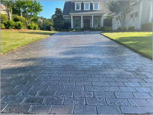 Stamped concrete cobblestones stay with elegant style on your driveway