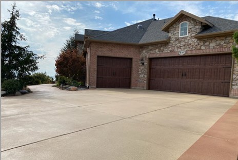 aggrekoat concrete decorative coating that looks like rock on a large driveway