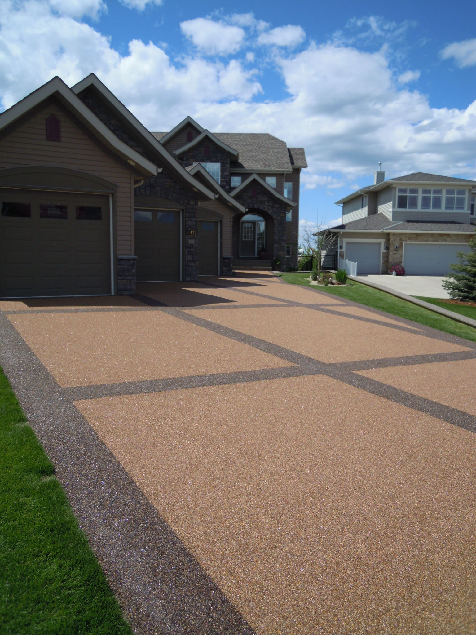 MasterPro%20Finish%20StoneKoat%20River%20Rock%20Resurfaced%20Concrete%20Driveway-1.jpg