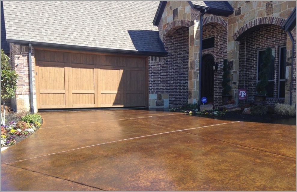 stained-concrete-driveway-entrance
