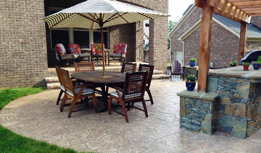 Stamped_Flagstone_Patio_with-Bar